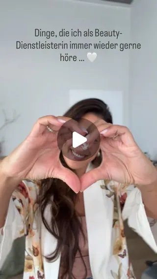 Merve Durmus formt mit beiden Händen ein Herz vor der Kamera